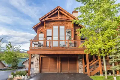 Image de * Ski In / Out * - Nouveau Elégant Black Eagle Town Home avec une vue imprenable sur la montagne!