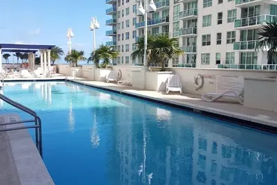 Image de Studio Brickell moderne avec vue sur l'océan