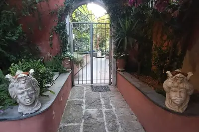 Image de Casa Moresca - 1839 Villa italienne italienne et jardin Port de Forio Ischia.