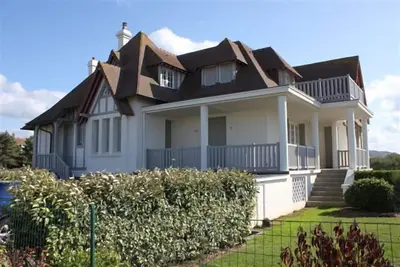 Image de Près des planches, la Villa Namouna à Deauville offre une belle vue sur la Mer