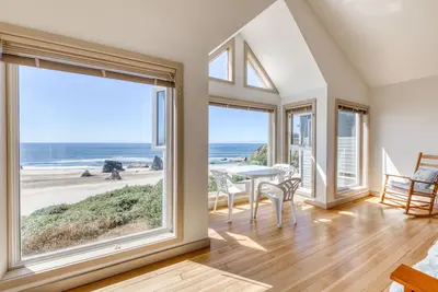 Image de Condo en bord de mer avec vue imprenable sur l'océan et accès à la plage - chiens Ok!