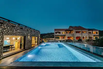 Image de Villa Ariel - maison familiale, piscine et bar, terrain de basket