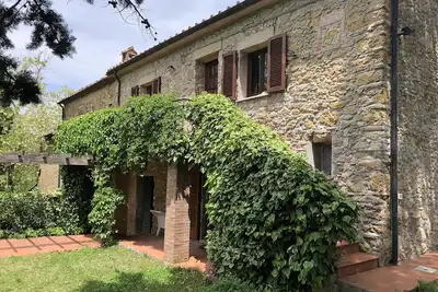 Image de une maison de vacances familiale avec beaucoup d'espace pour toute la famille.