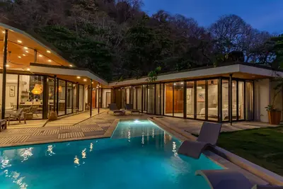 Image de Grande maison privée en bord de mer - Longitude Estate