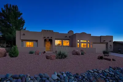 Image de Nouveau sur Vrbo! Casa Concho ~ Évadez-vous dans une maison détendue et paisible avec vue sur le rocher rouge de Sedona