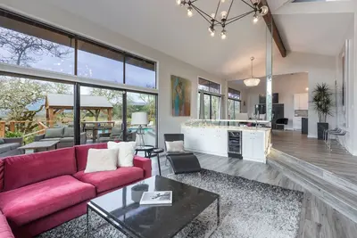 Image de Maison privée avec vue sur la colline sur 6 Acre Estate