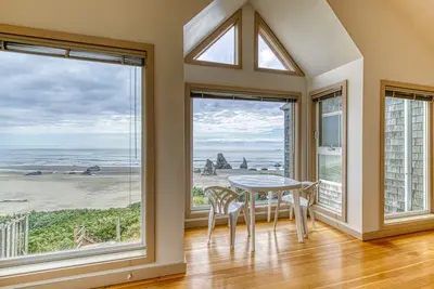 Image de Condo en bord de mer avec de belles vues, terrasse et accès direct à la plage! Chiens Ok!