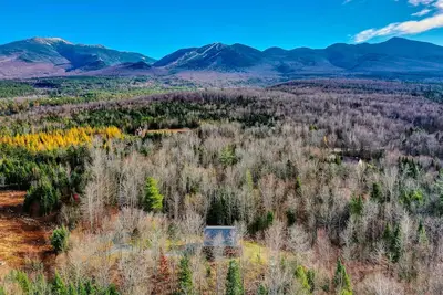 Image de Cabine charmante et privée avec foyer et vue sur la forêt!