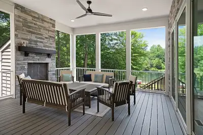 Image de Nouvelle maison au bord du lac avec plage privée, quai et foyer!