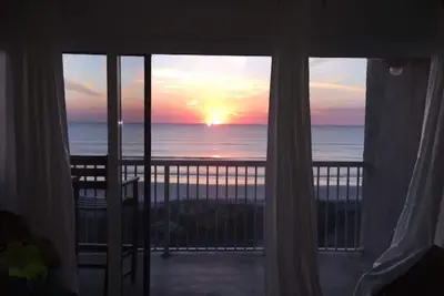 Image de Oceanfront Rare Find - Ultimate Beach Condo; Étapes vers la piscine et la plage!