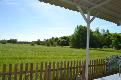 Image de B & B Boszicht Leeuwarden Véranda avec vue rurale sur la forêt de la ville adjacente