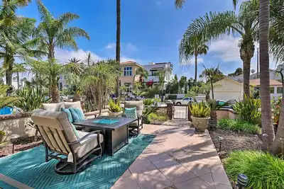 Image de New-Home w / Rooftop Patio, Walk to Oceanside Beach!