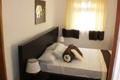 Image de Location longue durée  au sein d'une charmante maison dans un jardin verdoyant
