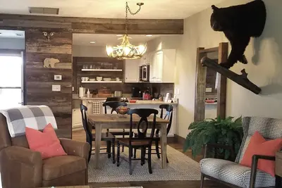 Image de Une chambre récemment rénovée dans Chetola Resort avec des équipements