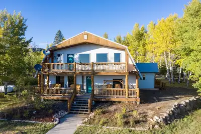 Image de Kabino: 5 acres! Yellowstone, pêche, sentiers de montagne! Tables de jeu! Wifi!