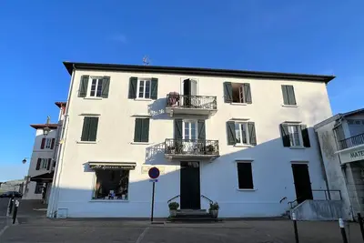 Image de T2 lumineux en centre-ville à Cambo-les-Bains avec animaux tolérés