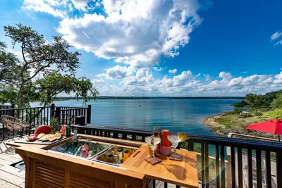 Image de Escapade de luxe au bord du lac - Superbe maison moderne sur l'eau!