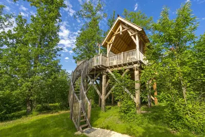 Image de cabane perchée avec spa privatif