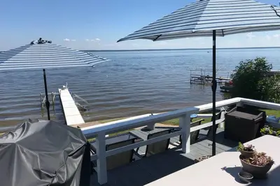 Image de Belle maison au bord du lac avec une vue fantastique sur les levers et couchers de soleil