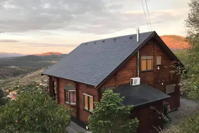 Image de Chalet de montagne avec vues imprenables et piscina