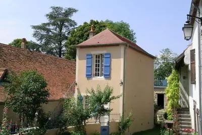 Maison rénovée avec vue sur château, animaux acceptés, terrasse panoramique