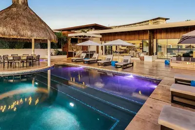 Image de Villa ultra exclusive en bord de mer avec piscine à débordement et bain à remous. À quelques pas du sable
