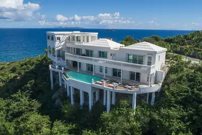 Villa de luxe sur plusieurs niveaux avec vue imprenable sur l'océan