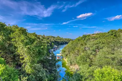 Image de Retraite paisible sur le lac Travis avec terrasses, barbecue et foyer - près de la ville!