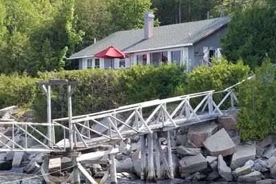 Image de Sea Breeze Cottage sur l'océan avec un quai et une vue sur le parc national Acadia
