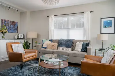 Image de Luxe Midtown Midcentury Bungalow One - 2br / 2ba - Adapté aux familles!