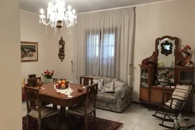 Image de La maison de Fausto est un appartement situé au premier étage d'un immeuble de deux étages.