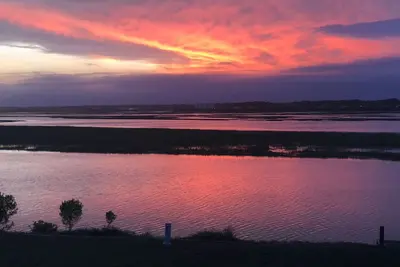 Image de Magnifique, West End, Ocean Isle Cottage! Vues du coucher du soleil, piscines et accès à la plage.