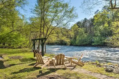 Image de Nouveau! Riverfront Ellijay Cabin avec terrasse et salle de jeux!