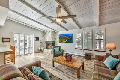 Image de Nouvelle Liste! Tahoe bijou! Spacieux condo Lake Village à proximité des plages et du domaine skiable!