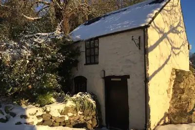 Image de Cottage en pierre super-mignon romantique avec bain à remous et salle de bains au spa!