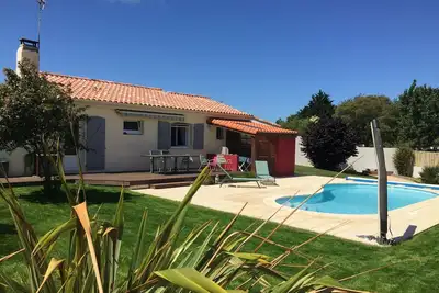 Image de Maison de bord de mer très agréable avec piscine et vue sur les marais.