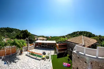 Image de Stoned Traditional House à seulement 3 km de superbes plages