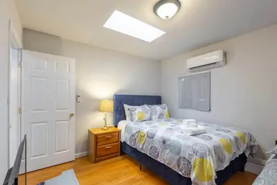 Image de 2br Guest House | Downtown Redwood City | 10mins to Stanford/Palo Alto | Parking