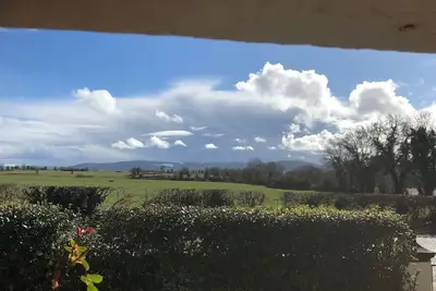 Image de Ballygown Cottage avec vue sur la campagne ouverte sur les montagnes