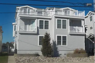Image de Landis Avenue face à une grande terrasse idéale pour bronzer ou se détendre. Belle courte promenade à la plage!