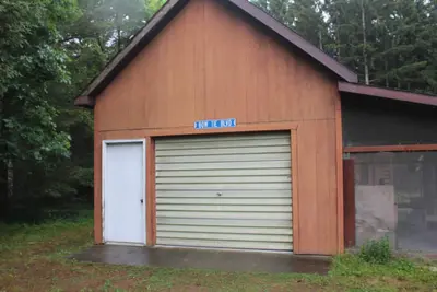 10 acres avec 2 bâtiments confortables