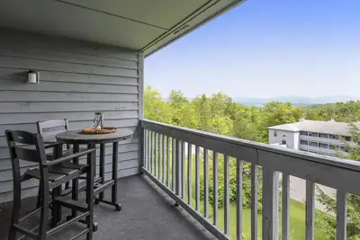 Image de Belle copropriété de 2 chambres à coucher offre une vue spectaculaire pour un bon prix.