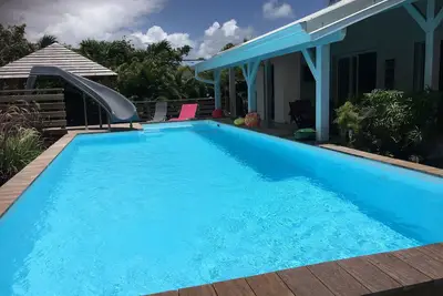 Villa sous les tropiques avec piscine privée et toboggan aquatique