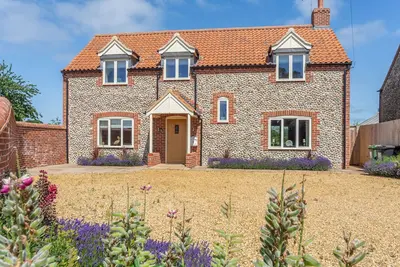 Image de Une maison individuelle superbe, impeccablement présentée, lumineuse et lumineuse.