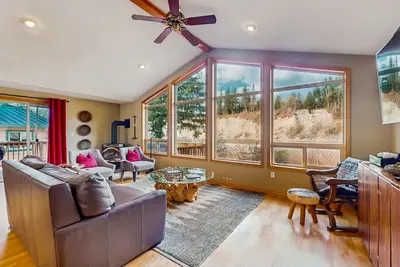 Image de Chalet de montagne de luxe avec accès à la rivière, bain à remous privé - Chiens ok!