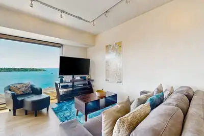 Image de Suite de luxe avec centre de remise en forme, piscine et bain à remous communs