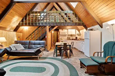 Image de Belle cabine avec accès à la rivière, dispose d'un bain à remous privé!