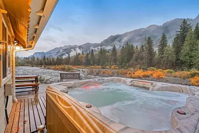 Image de Riverfront Mountain Home w \/ bain à remous, cuisine améliorée et pont enveloppant