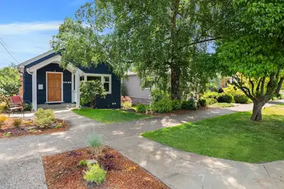 Image de Chalet confortable dans le quartier incroyable de seattle, Ă seulement 8 minutes du centre-ville!