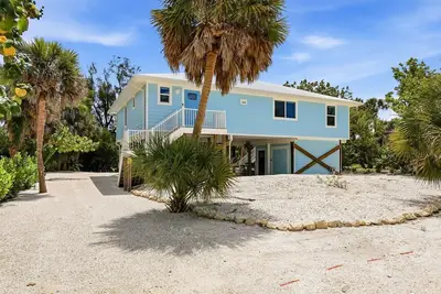 Image de Maison de plage 3 chambres avec quai privé!